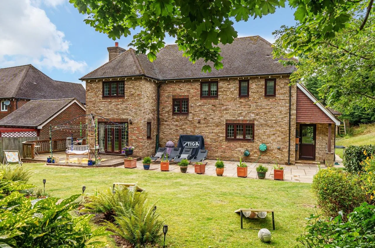 Claremount Gardens, Epsom, Surrey, KT18 5XF, photo 12