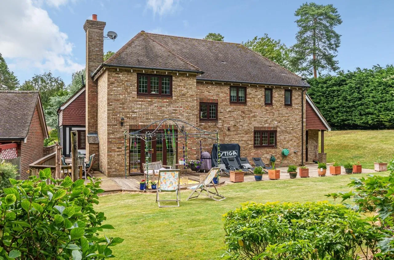 Claremount Gardens, Epsom, Surrey, KT18 5XF, photo 9