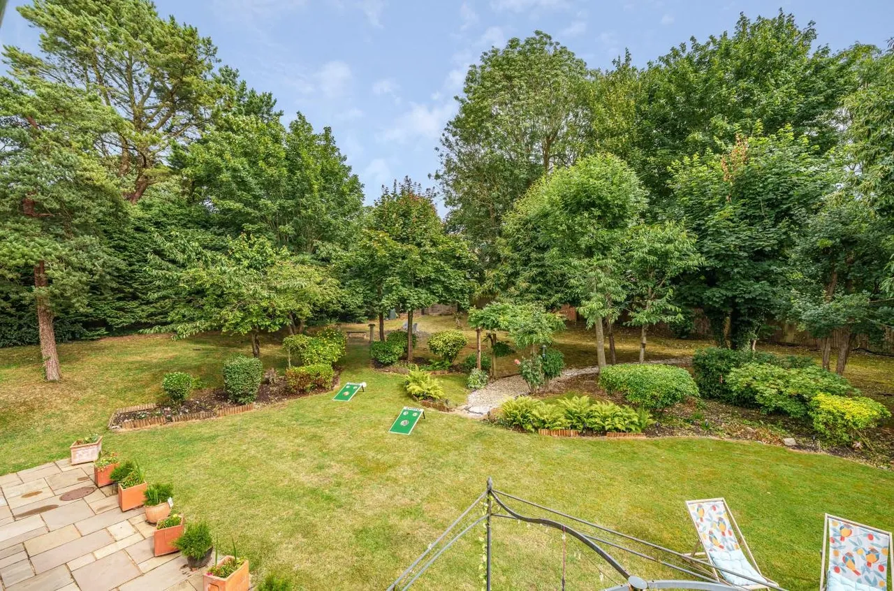 Claremount Gardens, Epsom, Surrey, KT18 5XF, photo 11