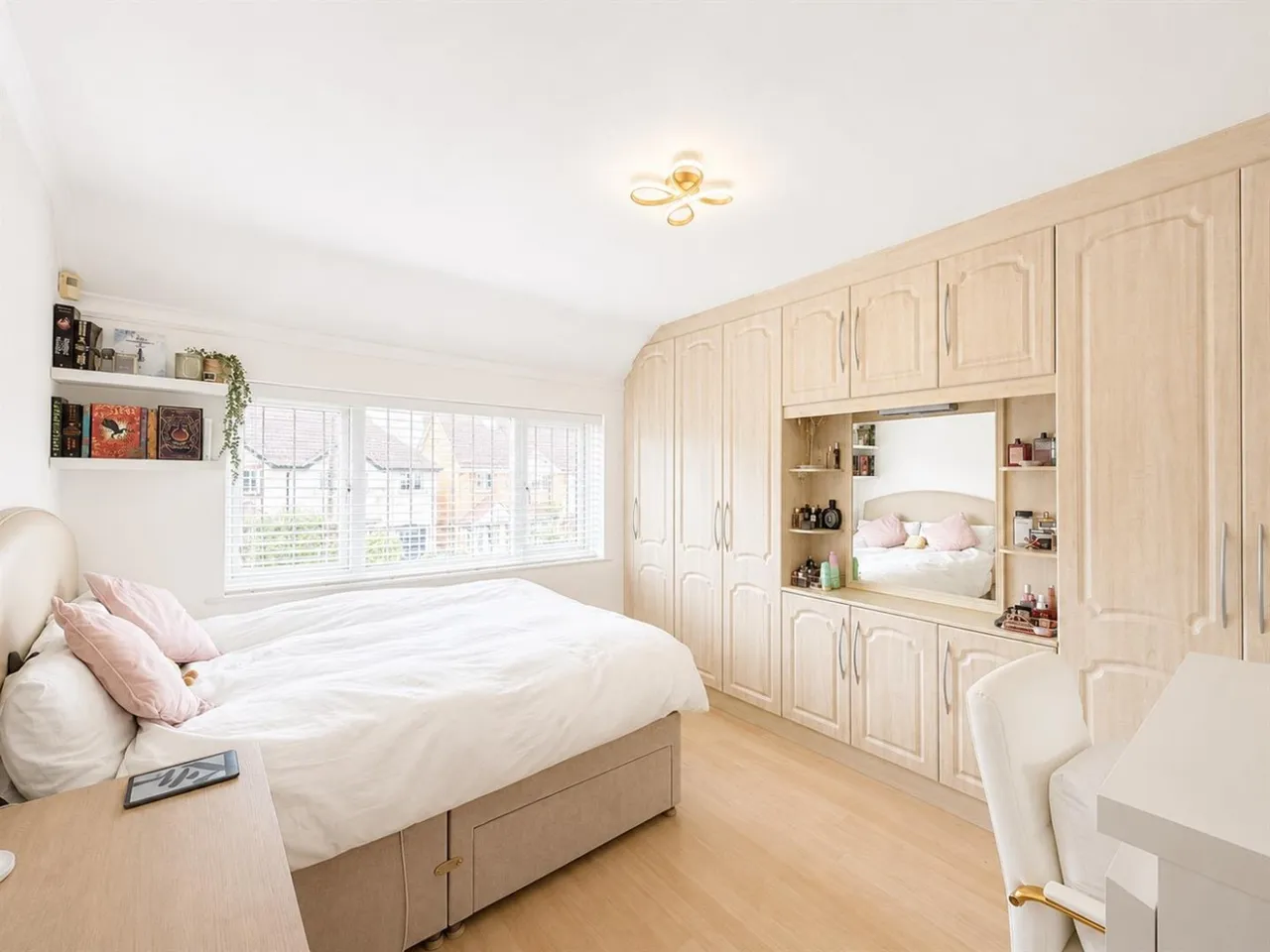 Semi-Detached For SaleWest Way, Heston, TW5, photo 5