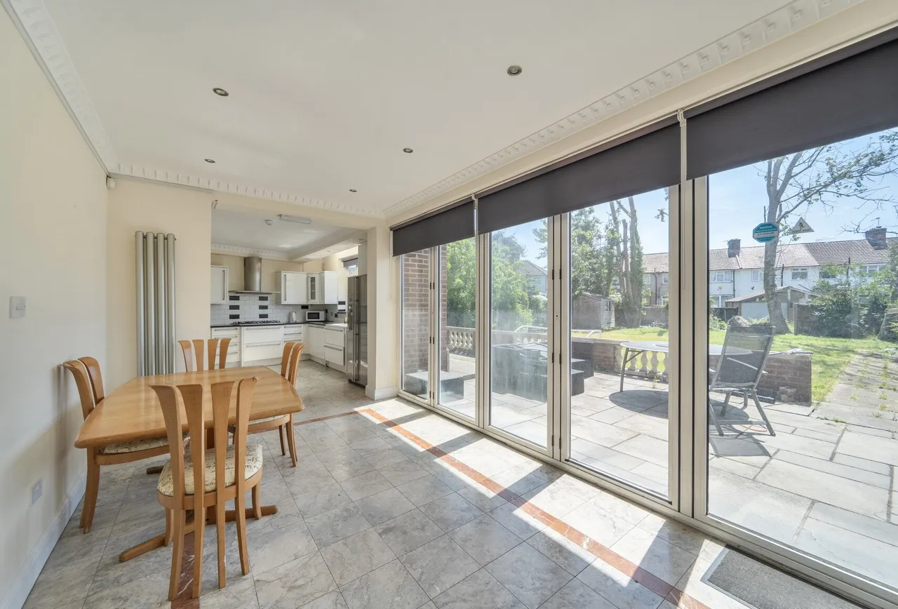 5 bed house for sale — Sherborne Gardens, London, NW9 9TE