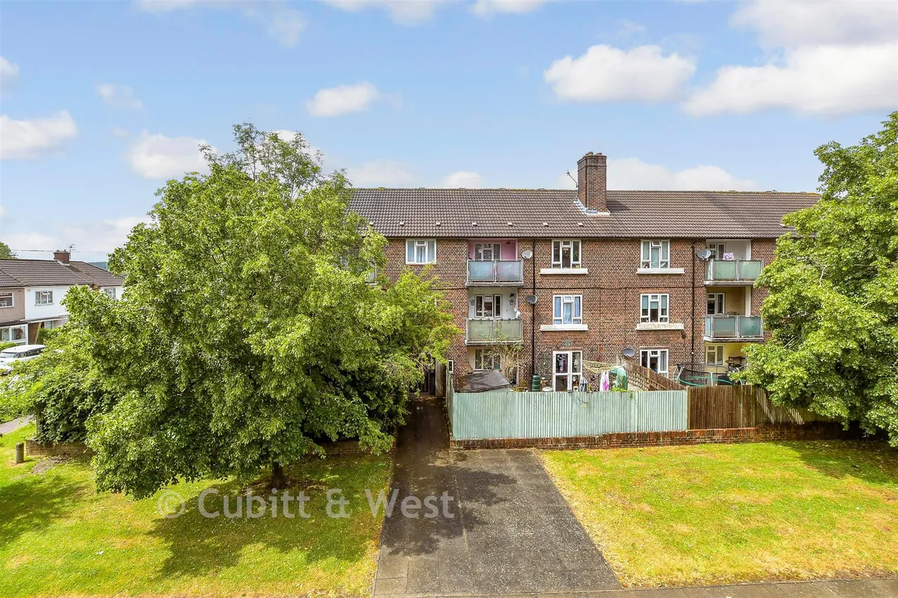 3 bed flat for sale, Radstock Way, Merstham, RH1