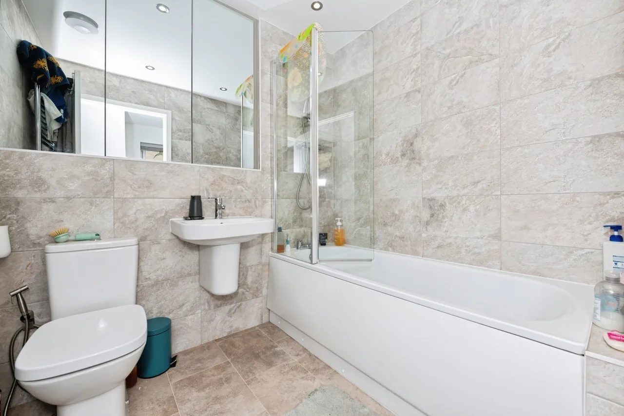 Castle Hill Drive, Ebbsfleet Valley, DA10, photo 13