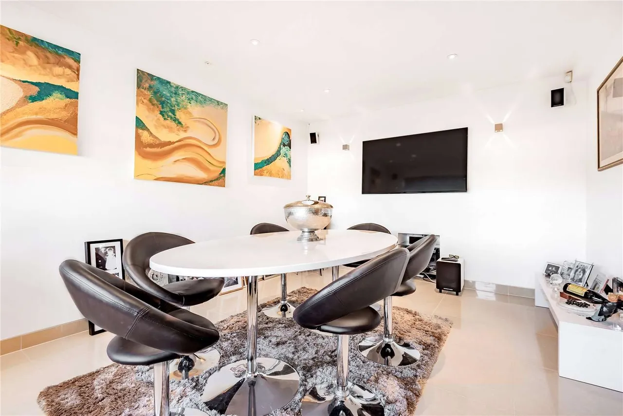Trumpsgreen Avenue, Virginia Water, Surrey, GU25 4EP, photo 8
