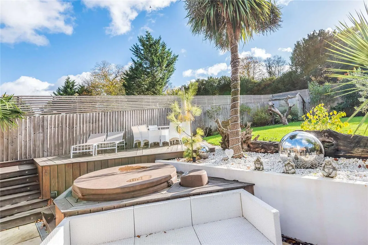 Trumpsgreen Avenue, Virginia Water, Surrey, GU25 4EP, photo 11