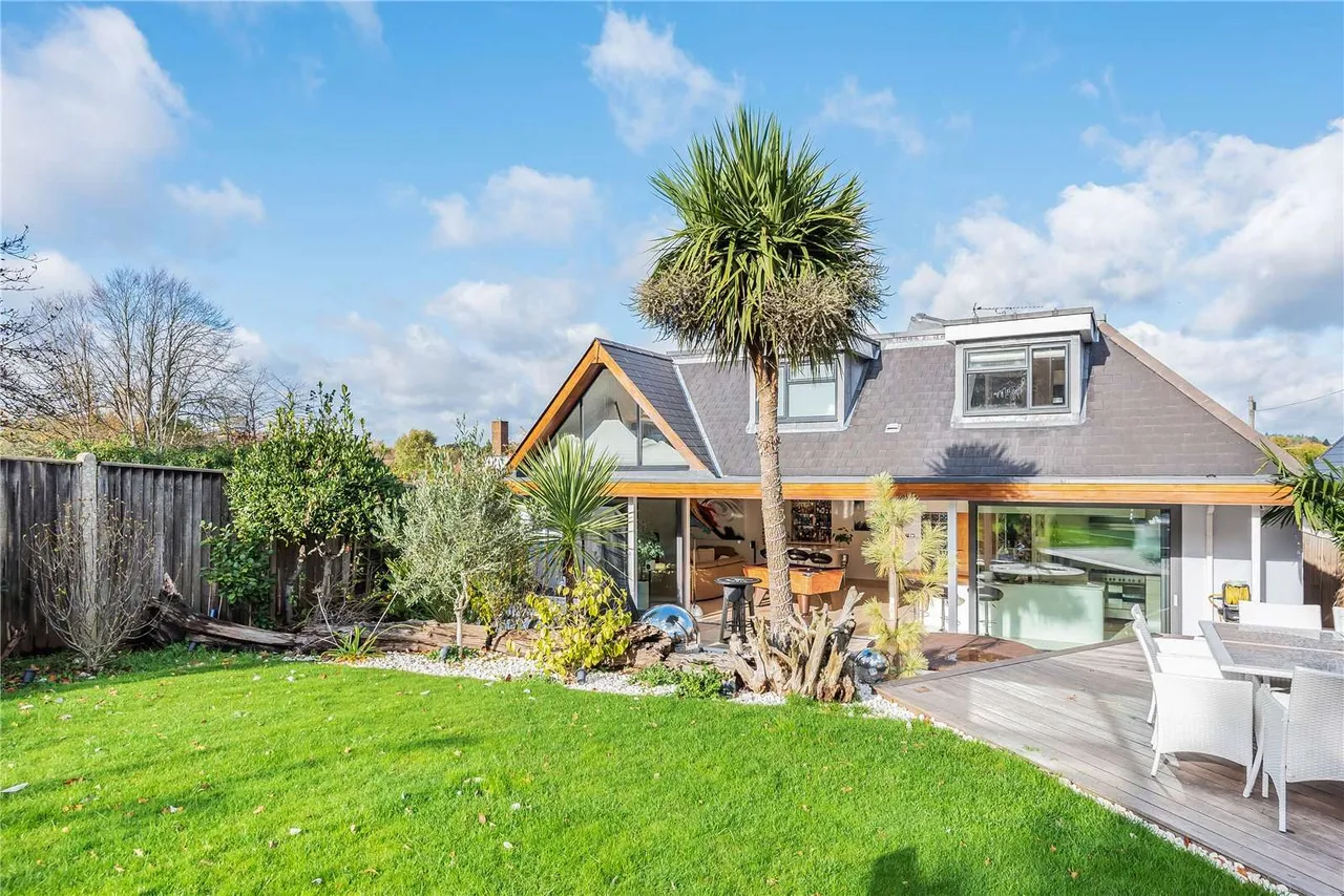 4 bed house for sale — Trumpsgreen Avenue, Virginia Water, Surrey, GU25 4EP