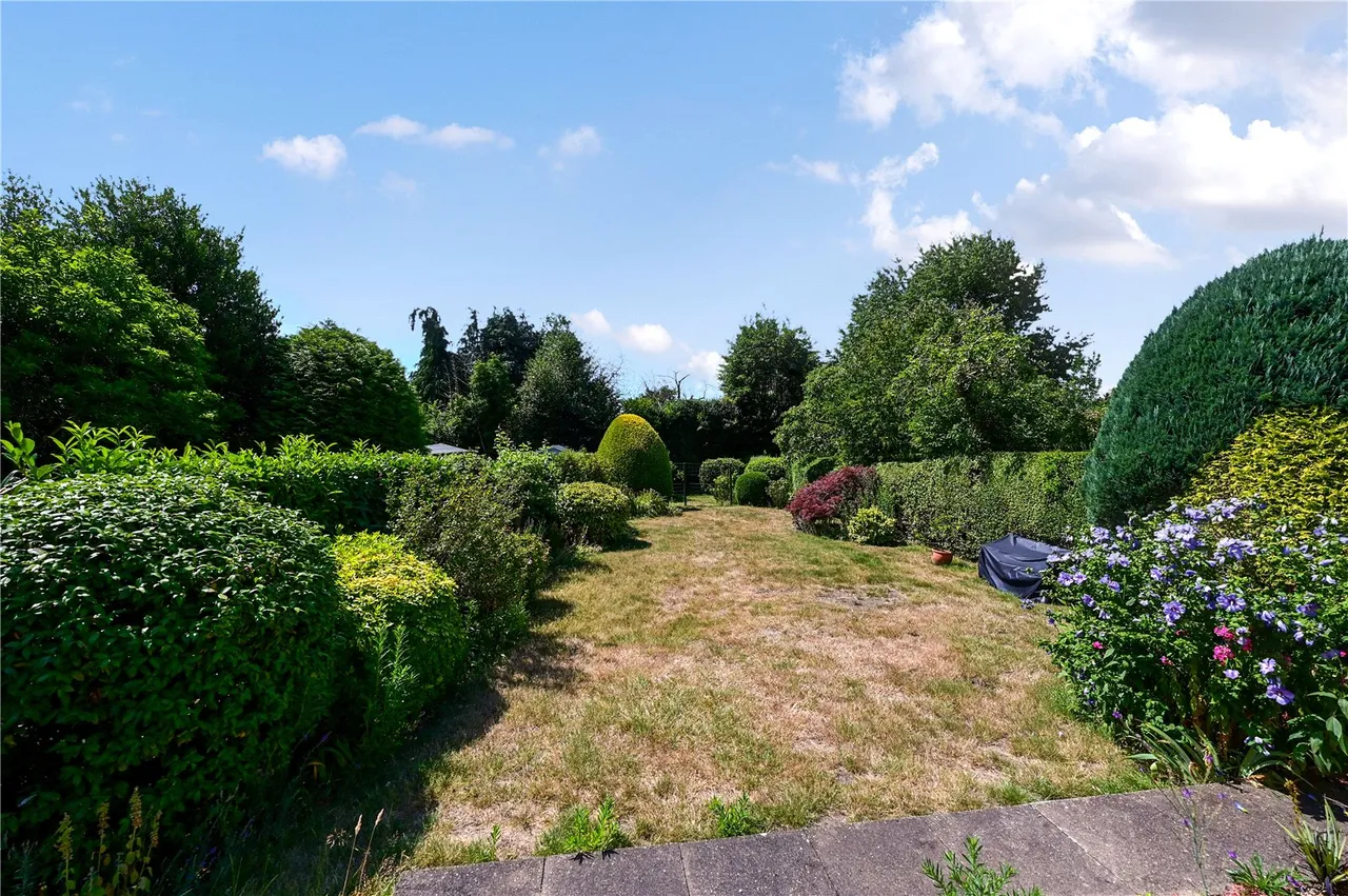 Fox Hills Lane, Ash, Guildford, Surrey, GU12 6AF, photo 2