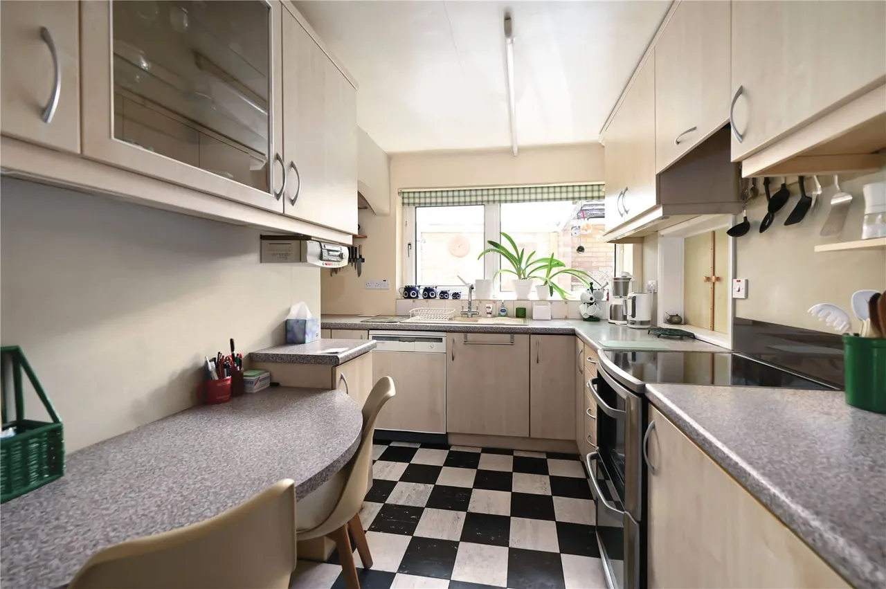 Fox Hills Lane, Ash, Guildford, Surrey, GU12 6AF, photo 6