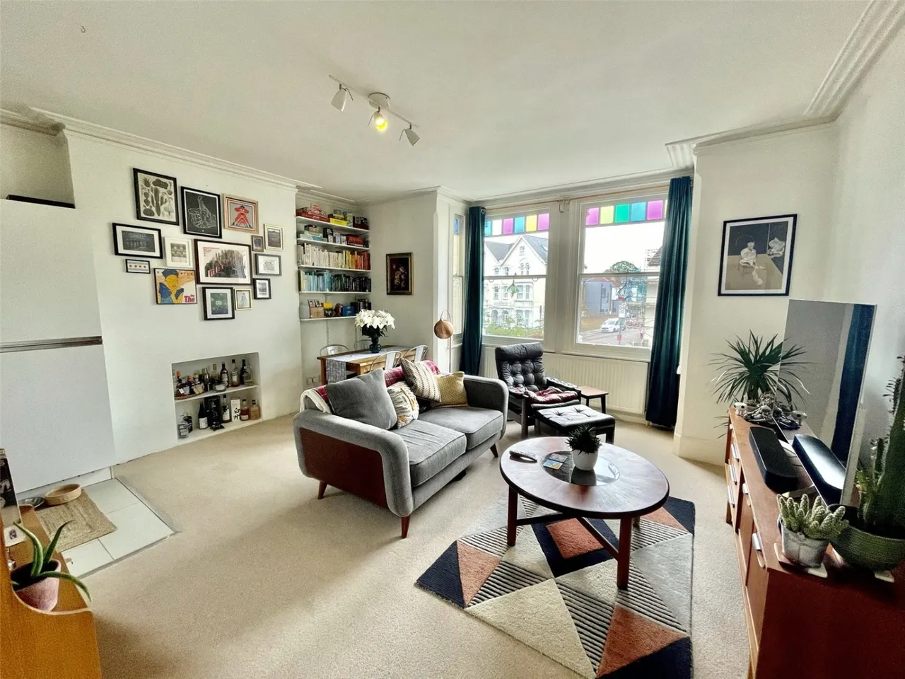 2 bed flat to rent, High Road, London, N22