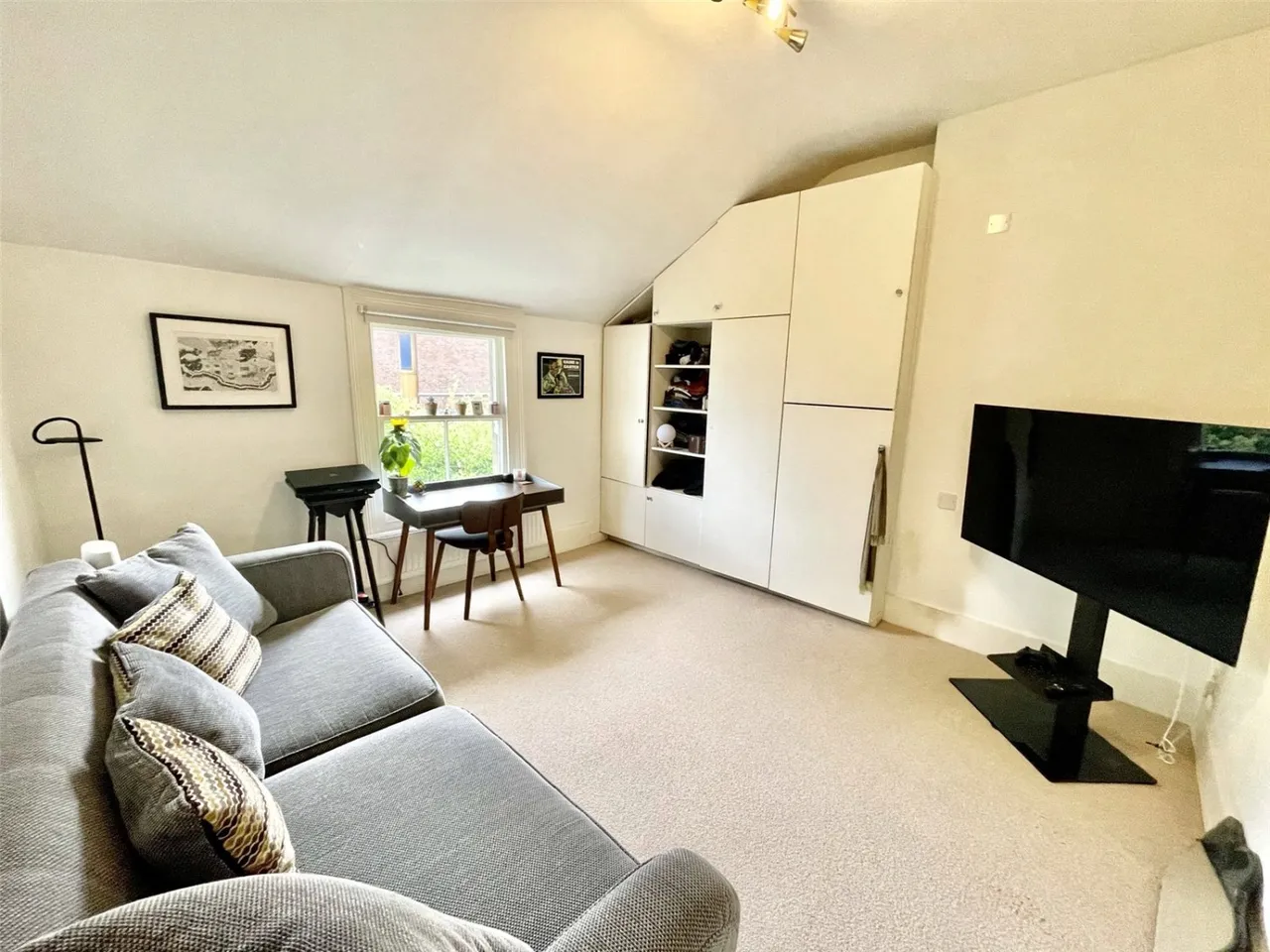 High Road, London, N22, photo 2