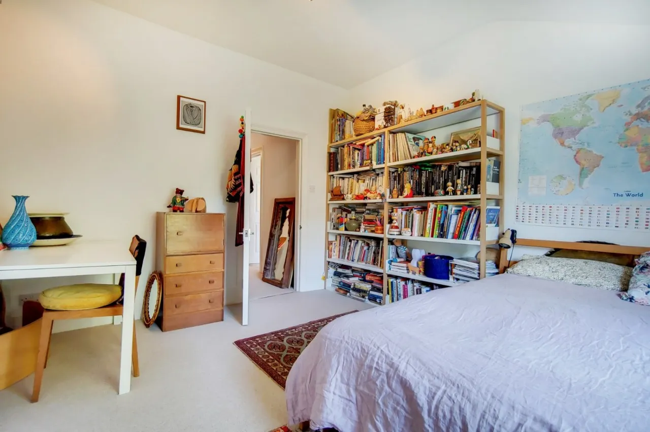 High Road, London, N22, photo 10