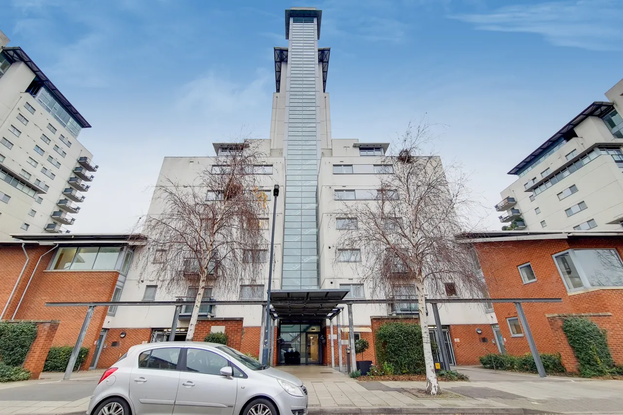 2 bed flat to rent — 19 Tideslea Tower, Erebus Drive, London