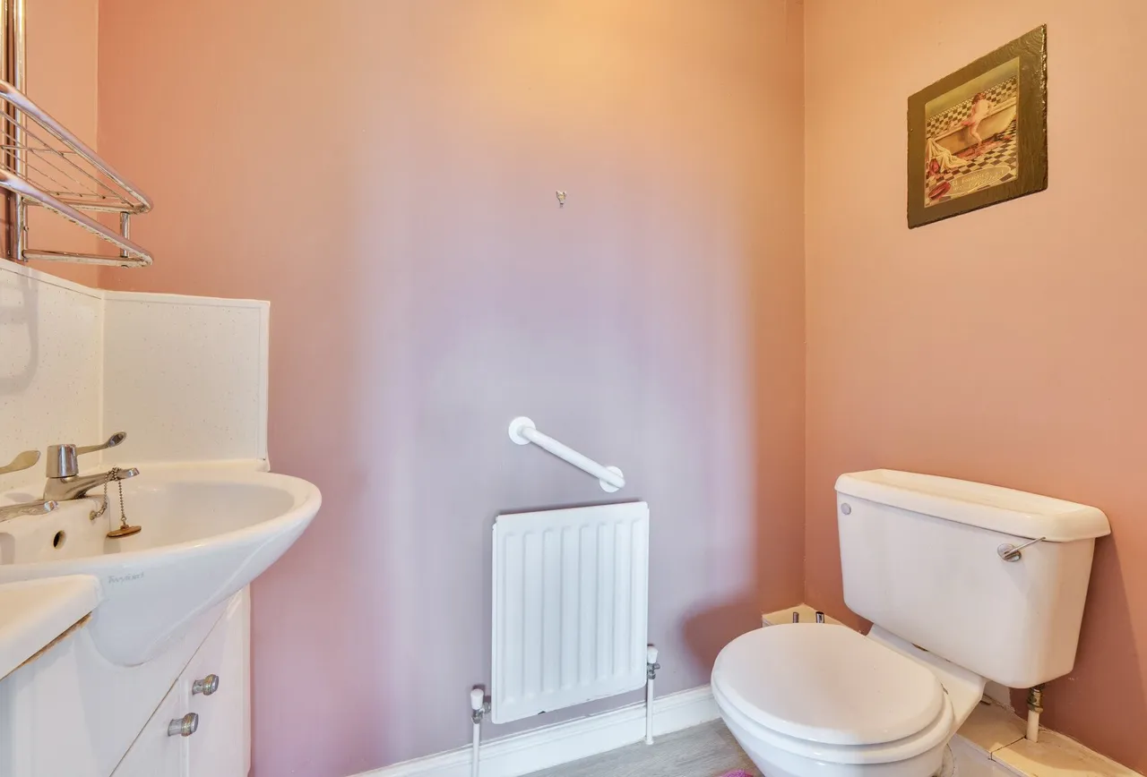 Bancroft Chase, Hornchurch, RM12 4DP, photo 12
