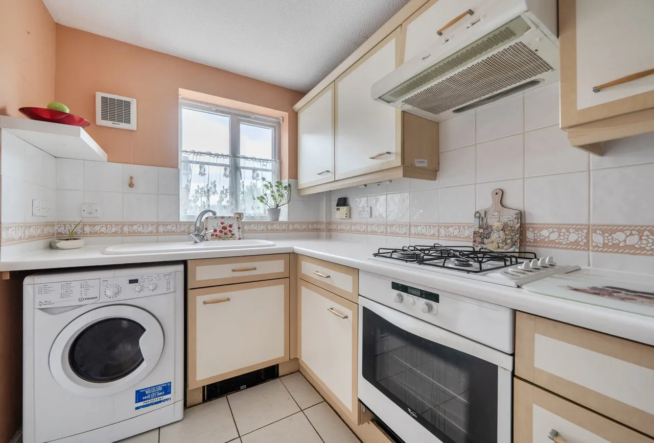 Bancroft Chase, Hornchurch, RM12 4DP, photo 13