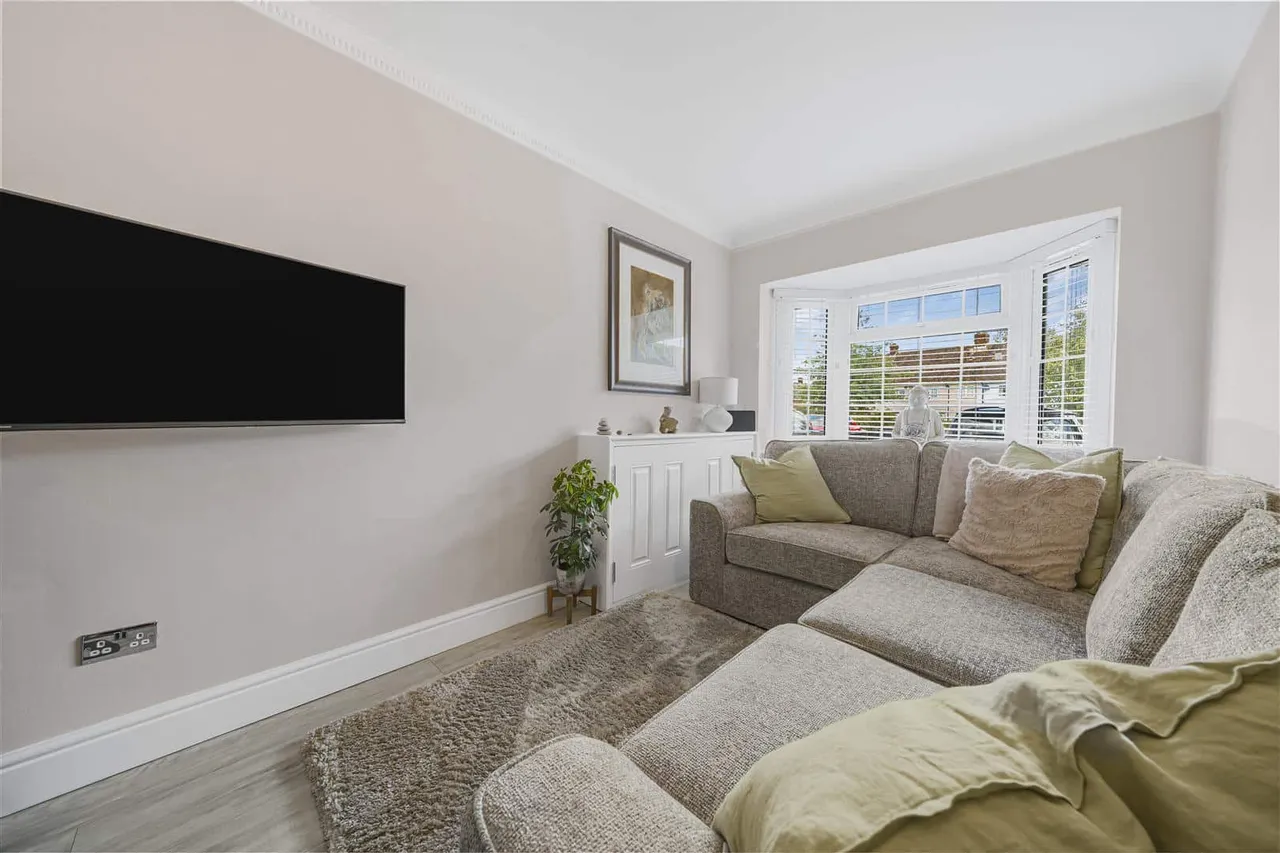 Eton Wick Road, Eton Wick, Windsor, SL4 6LU, photo 3