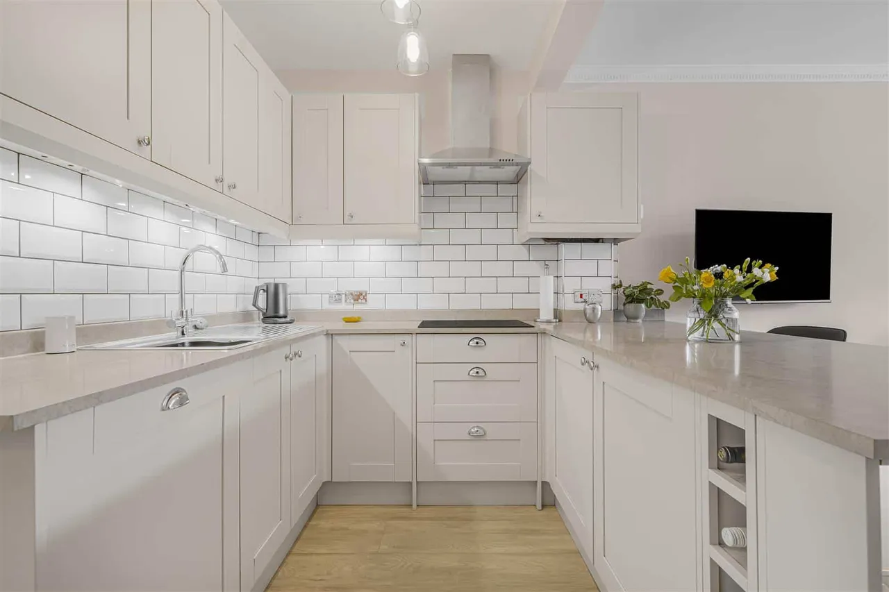 Eton Wick Road, Eton Wick, Windsor, SL4 6LU, photo 4