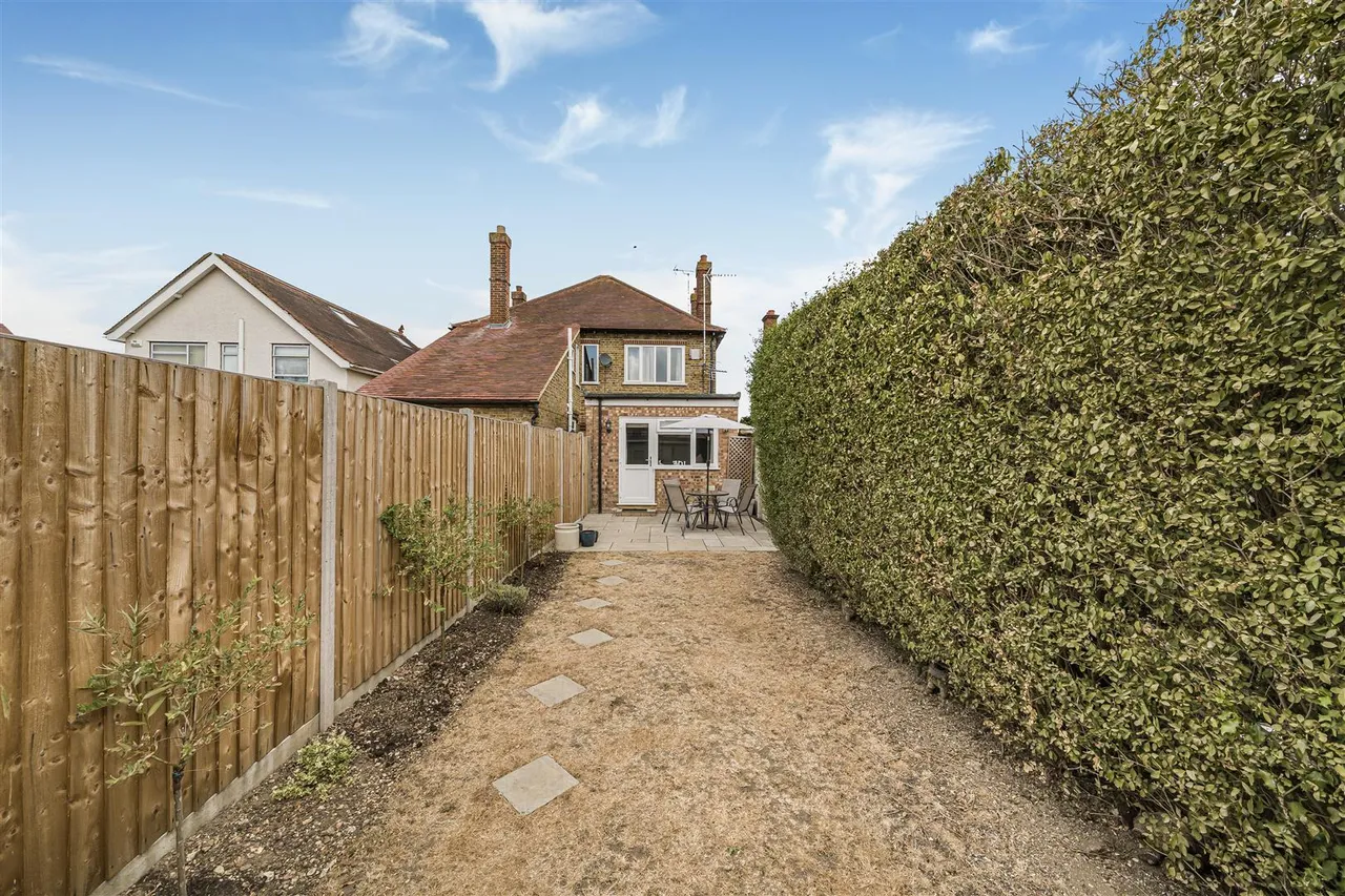 Eton Wick Road, Eton Wick, Windsor, SL4 6LU, photo 9
