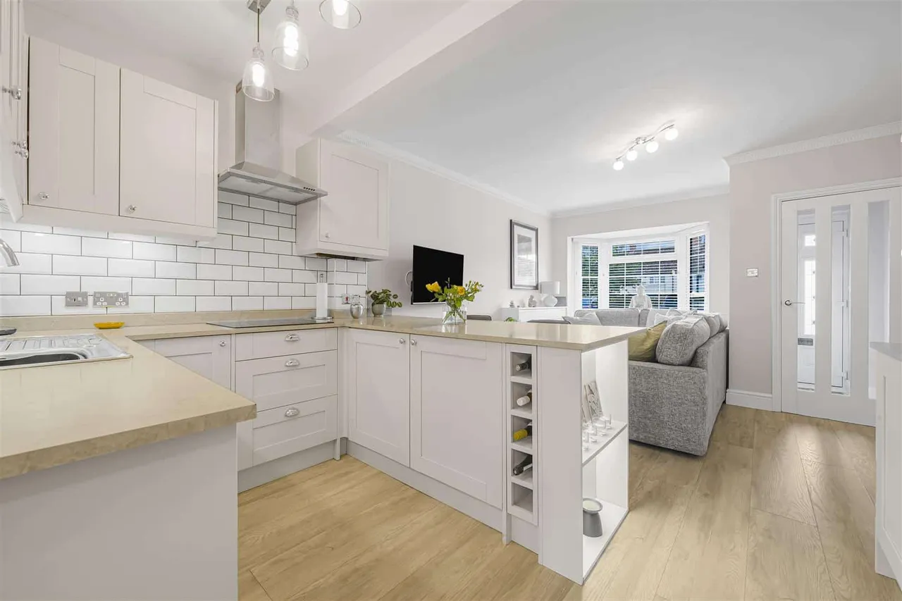 Eton Wick Road, Eton Wick, Windsor, SL4 6LU, photo 5