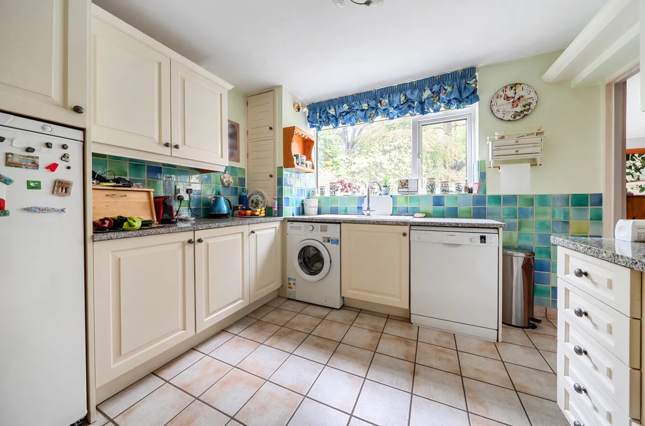 Pinewood Gardens, Bagshot, GU19, photo 5