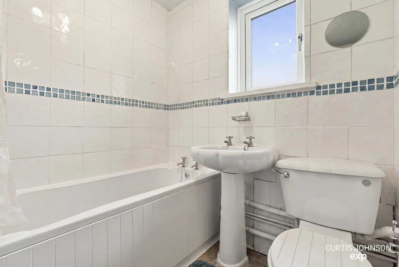 Chalvedon Avenue, Pitsea, SS13, photo 8