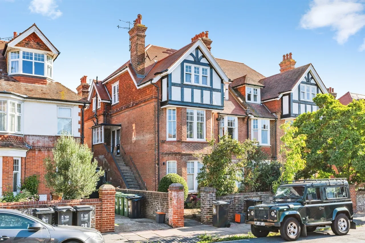3 bed flat for sale — Arlington Road, Eastbourne