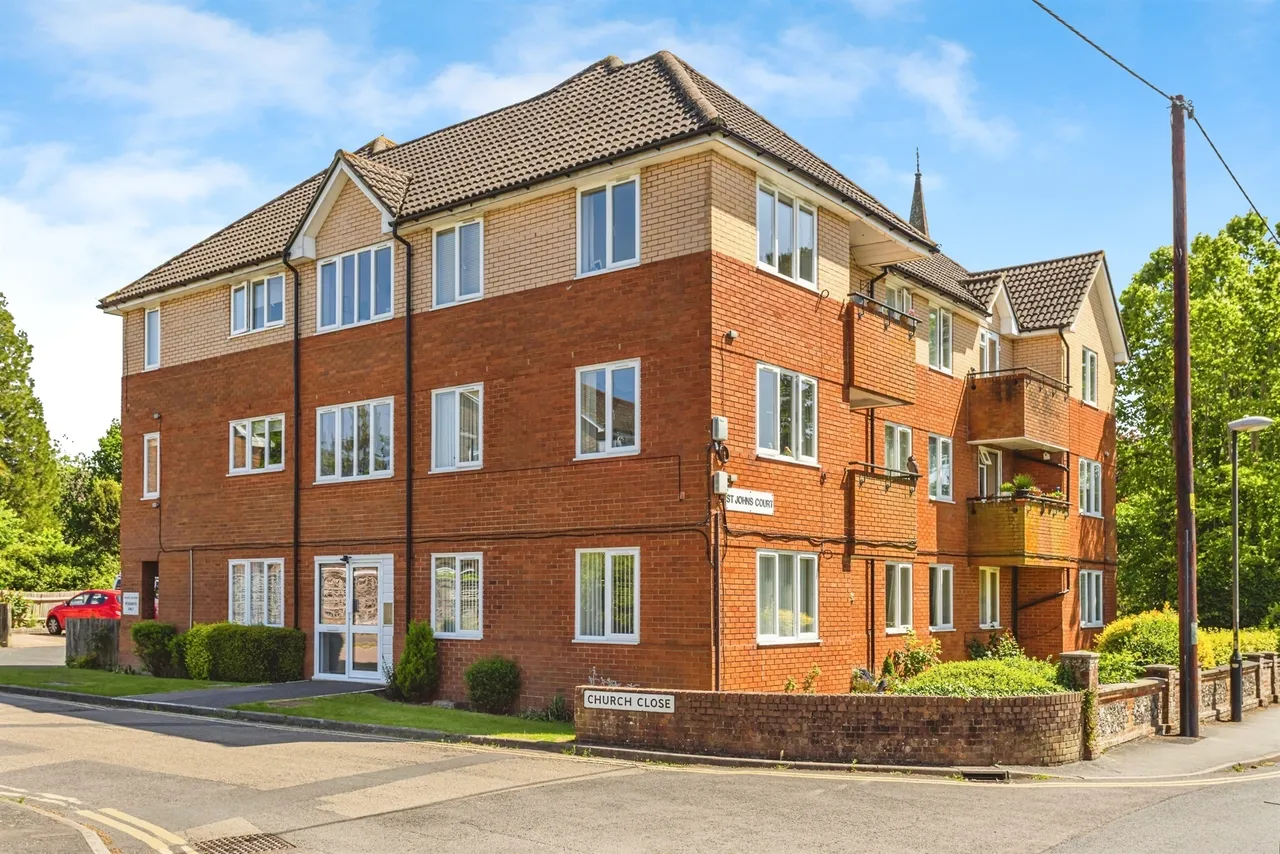 2 bed flat for sale — St Johns Road, Burgess Hill