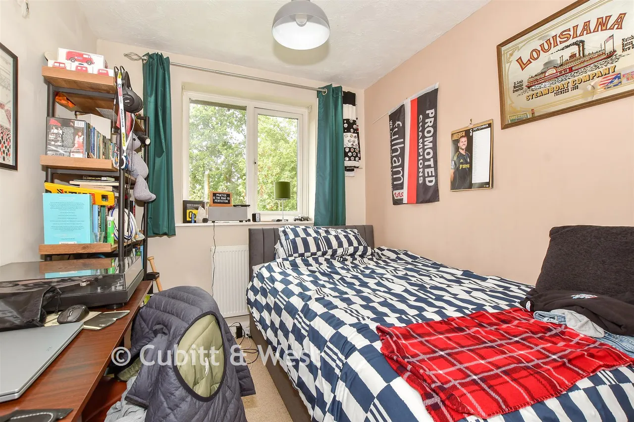 The Dene, Southwater, RH13, photo 9