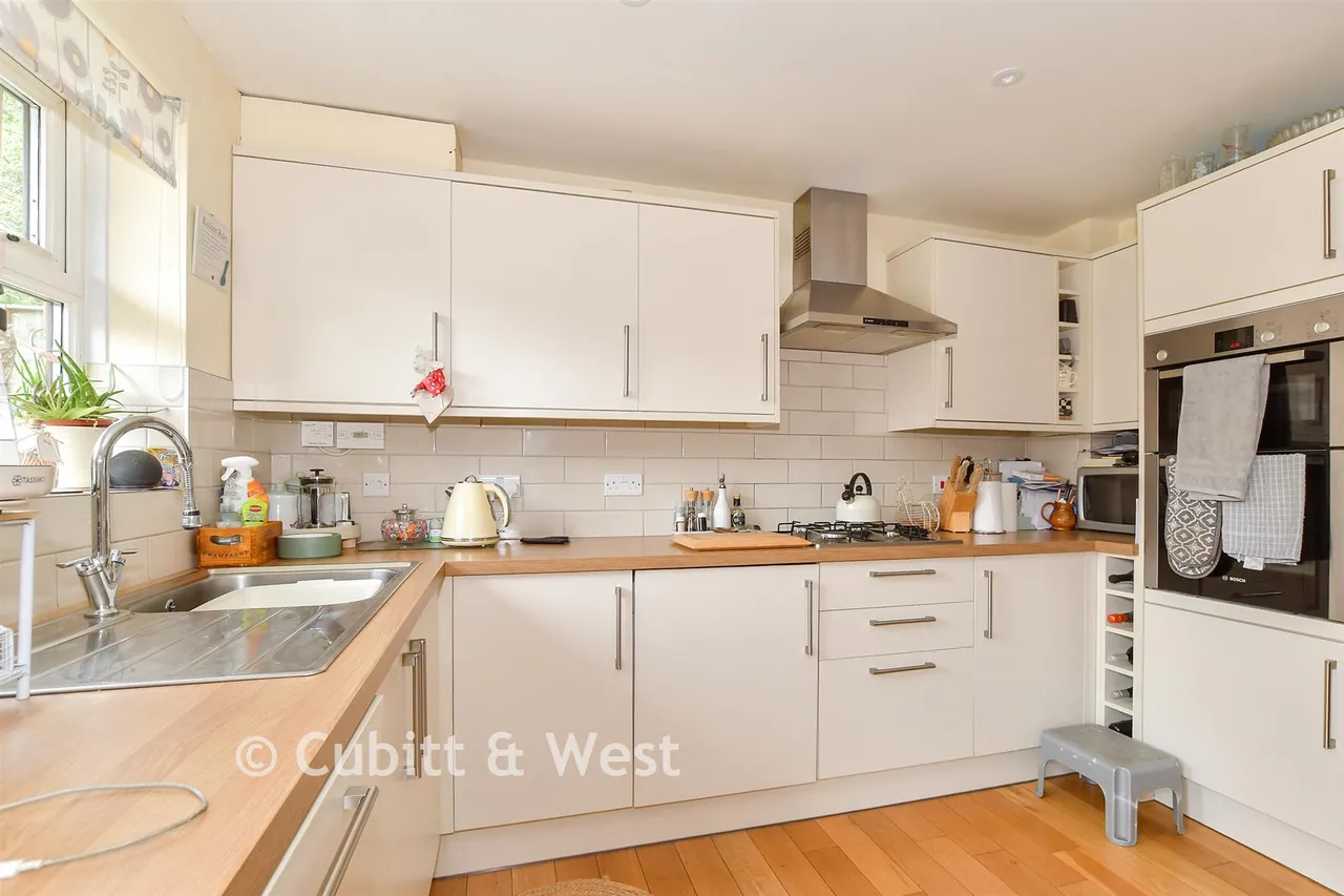 The Dene, Southwater, RH13, photo 4