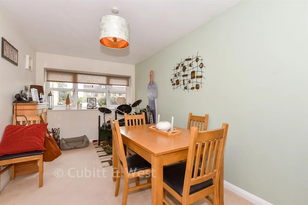 The Dene, Southwater, RH13, photo 6