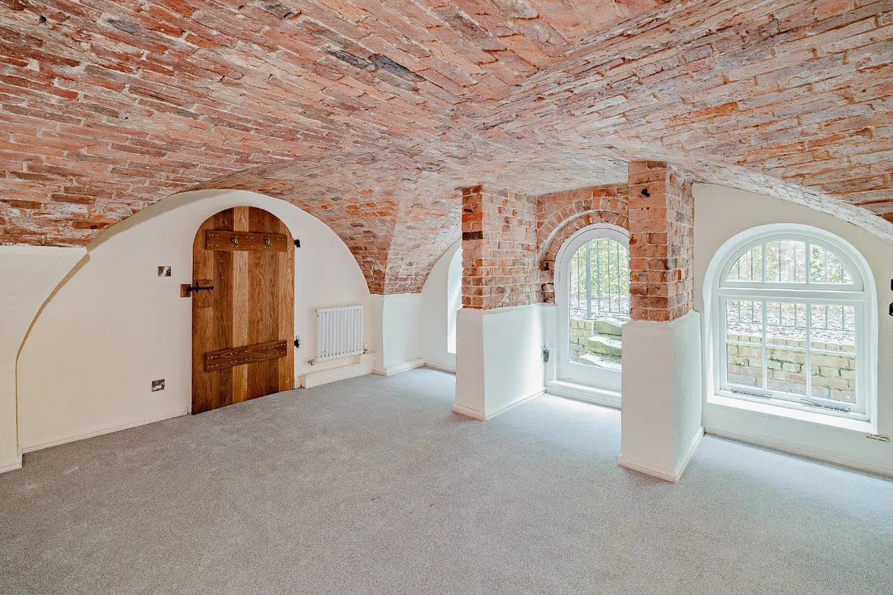 The Holk, Vicars Cross, Chester, CH3 5NE, photo 10
