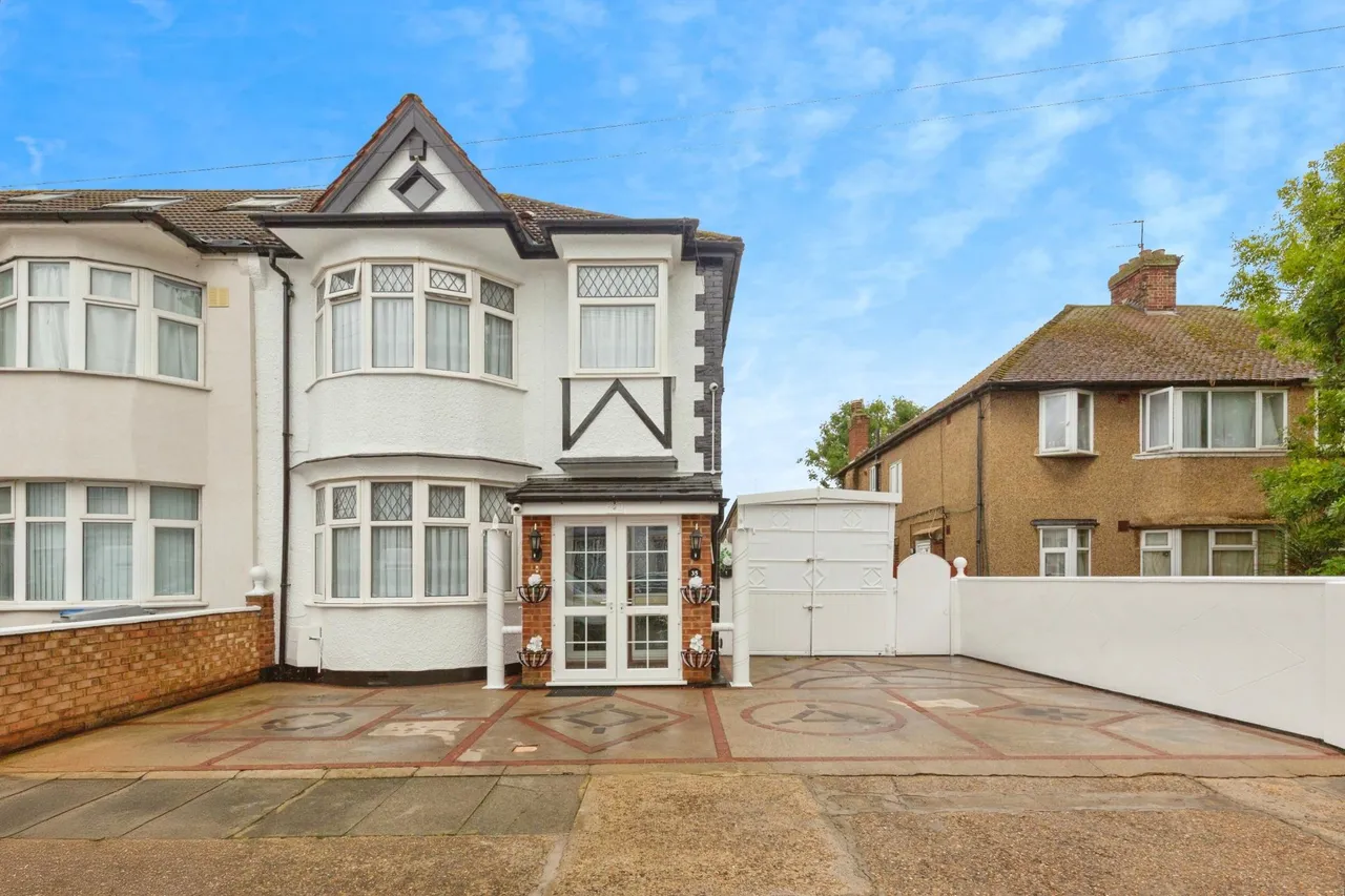 3 bed house for sale, Priory Close, Wembley, HA0
