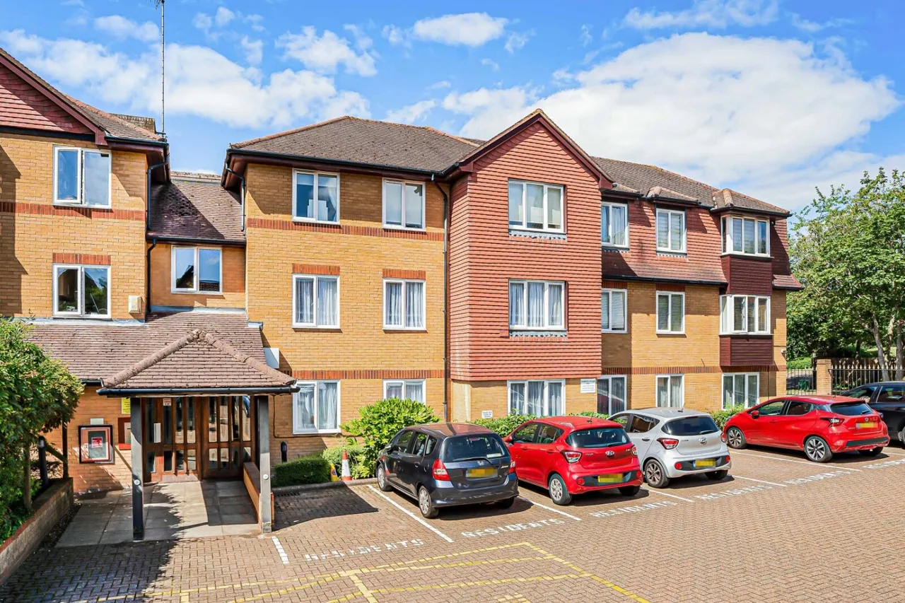 2 bed flat for sale, Du Cros Drive, Stanmore, HA7