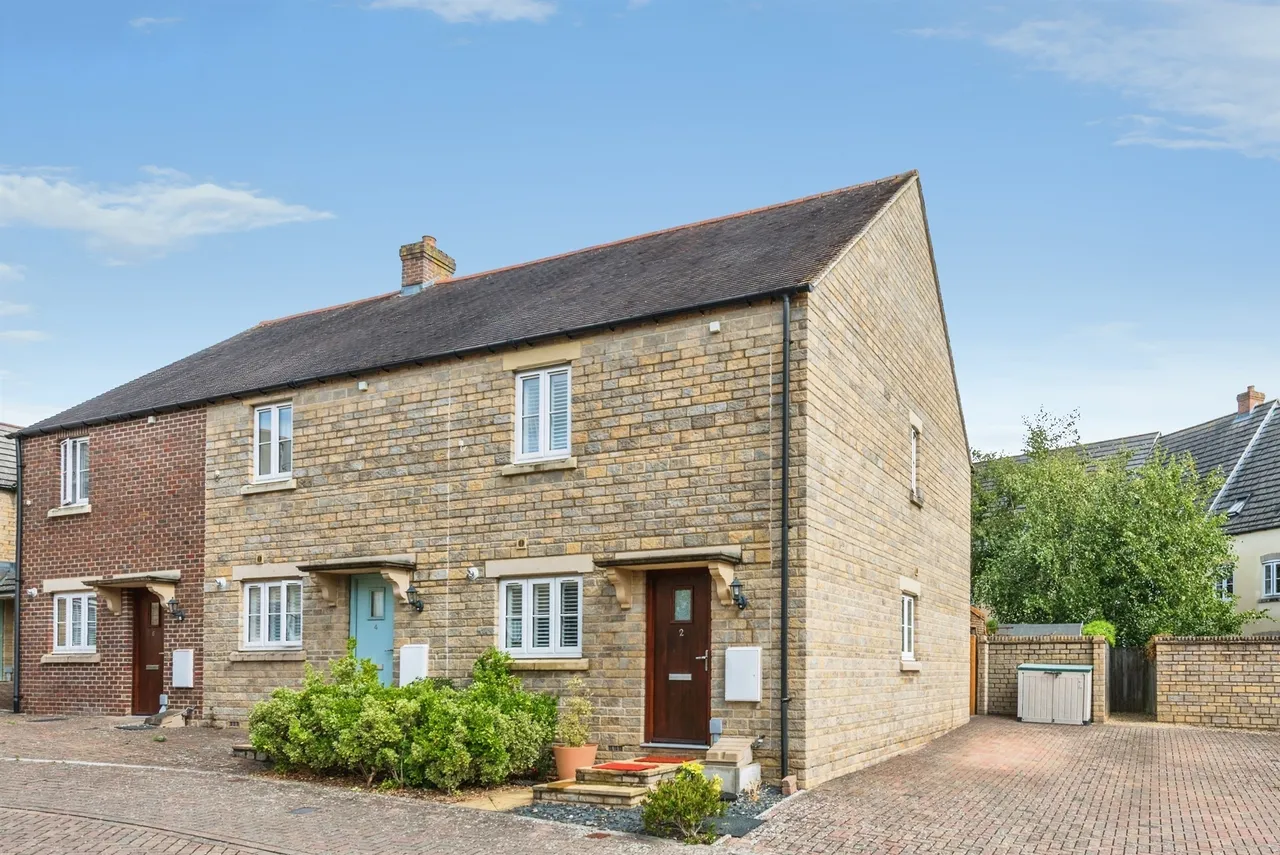2 bed house for sale — Carriage Crescent, Witney