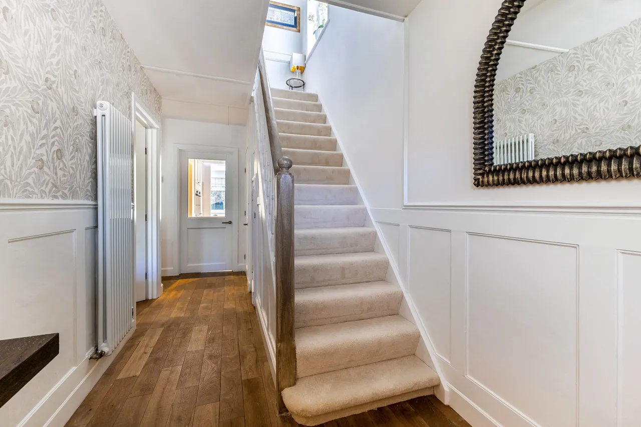 St. Martins Avenue, Epsom, KT18, photo 14