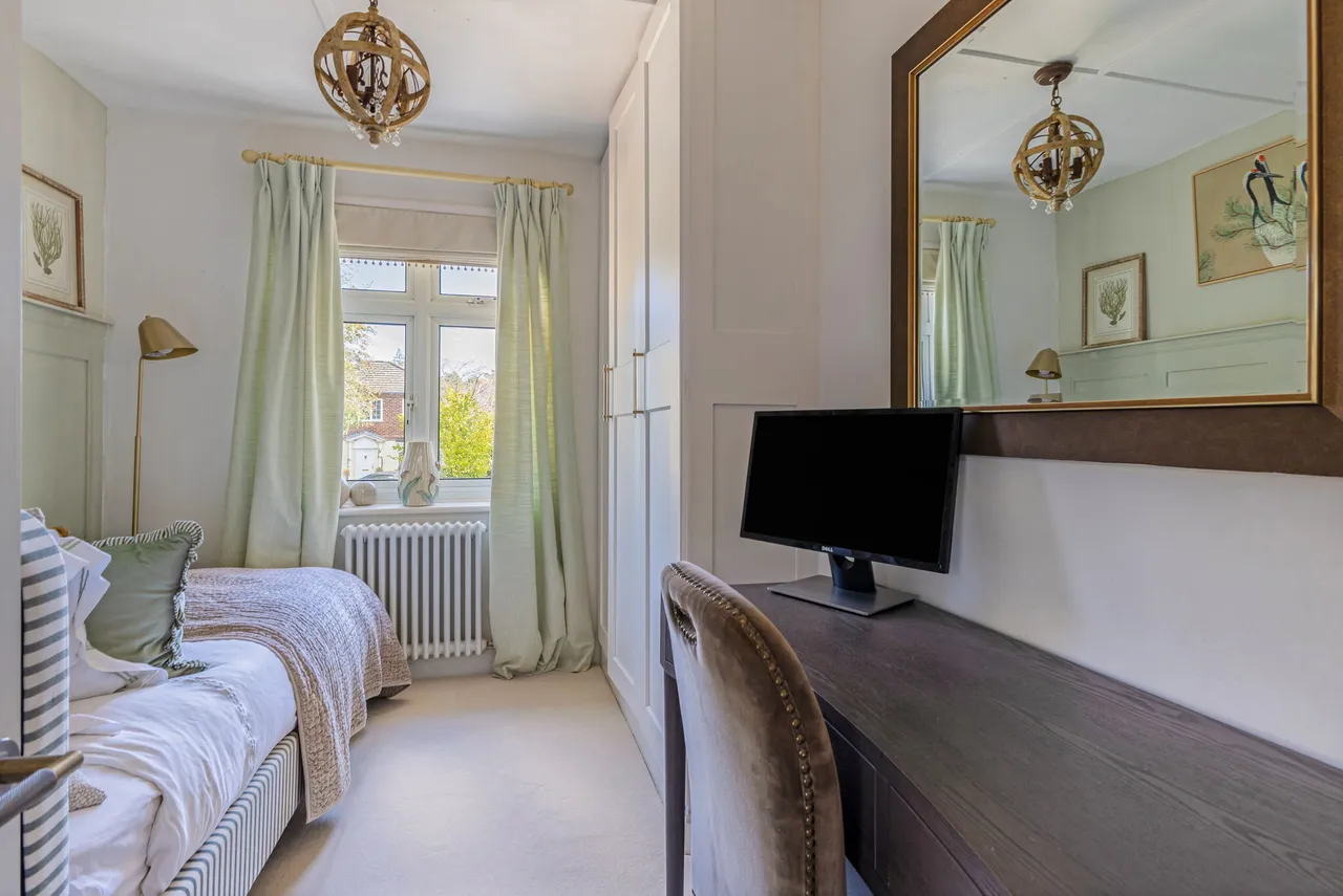 St. Martins Avenue, Epsom, KT18, photo 23