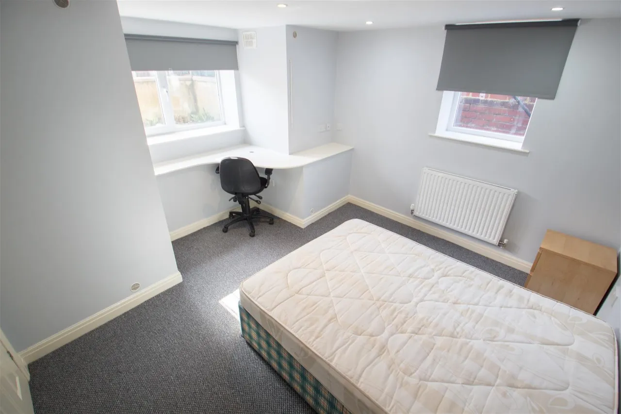 Kirkstall Lane, Headingley, LS6, photo 4