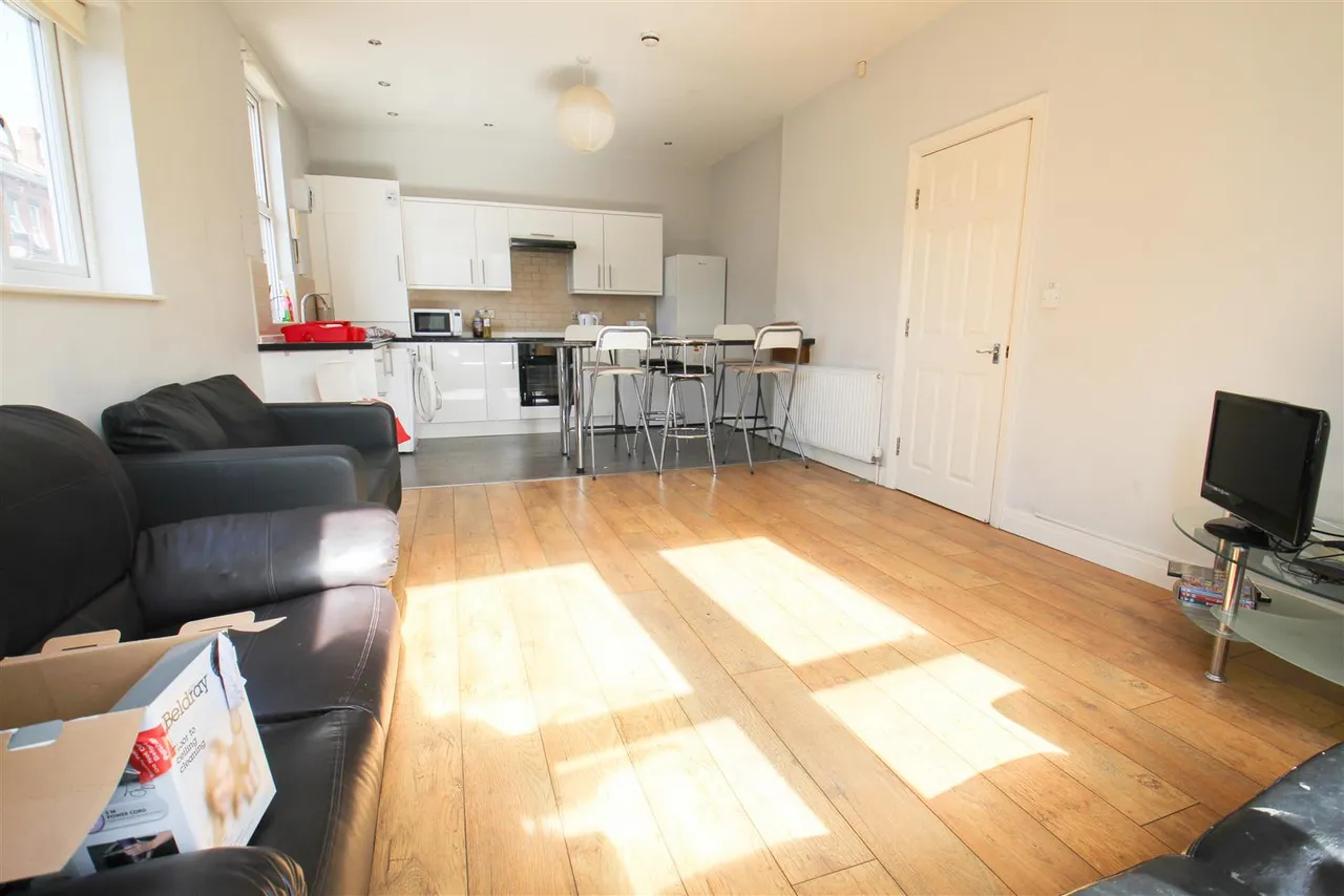Kirkstall Lane, Headingley, LS6, photo 2
