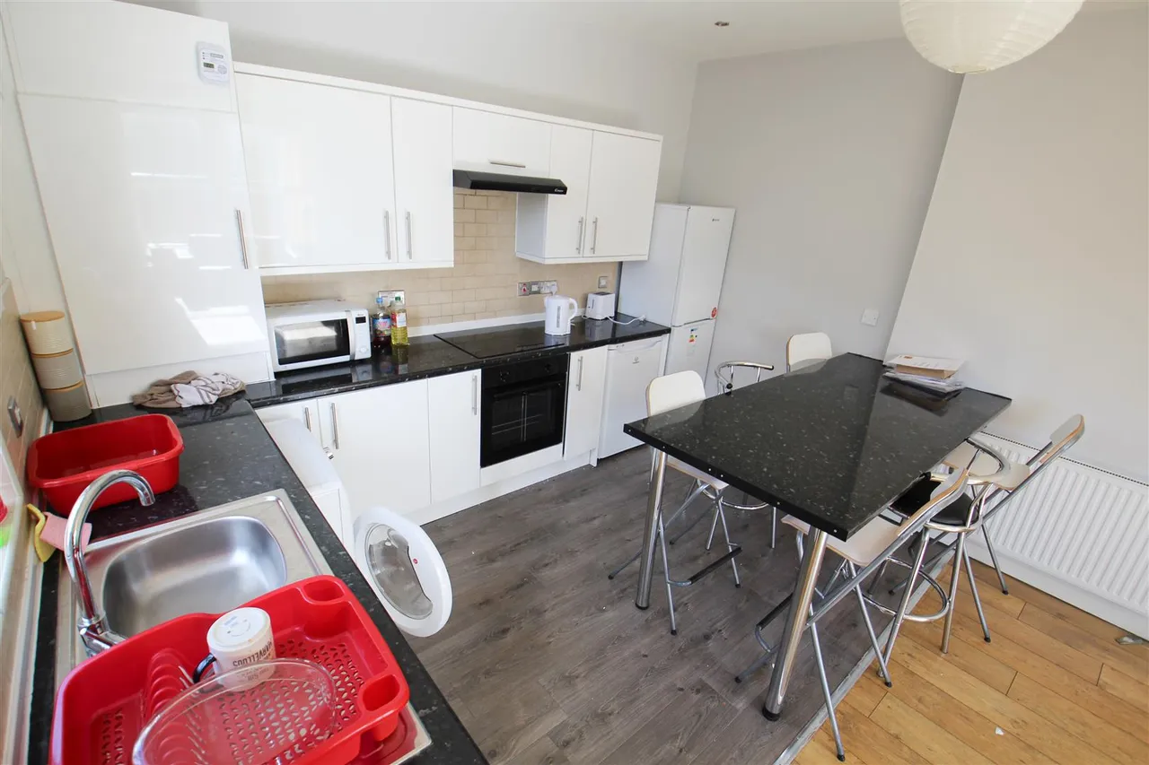 Kirkstall Lane, Headingley, LS6, photo 3