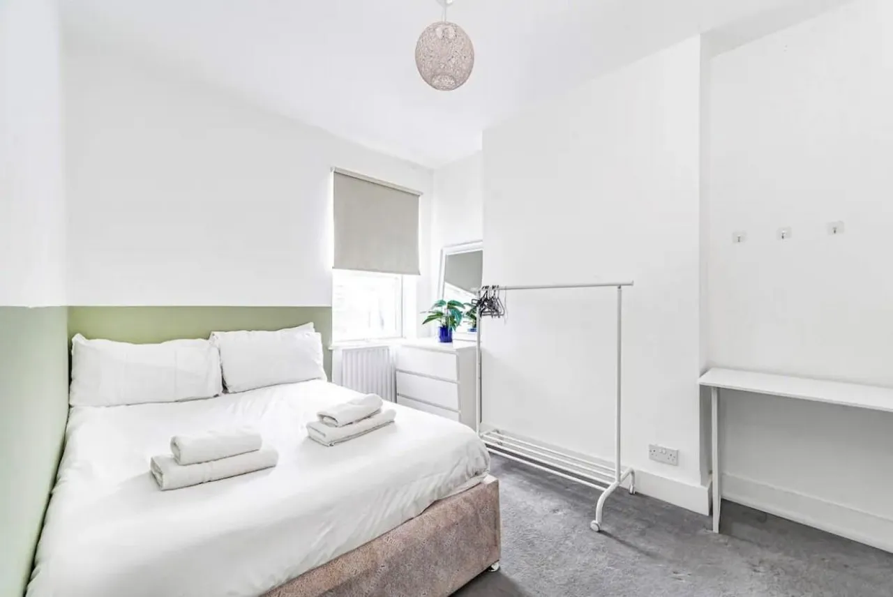 Dundee Road, London, E13, photo 9