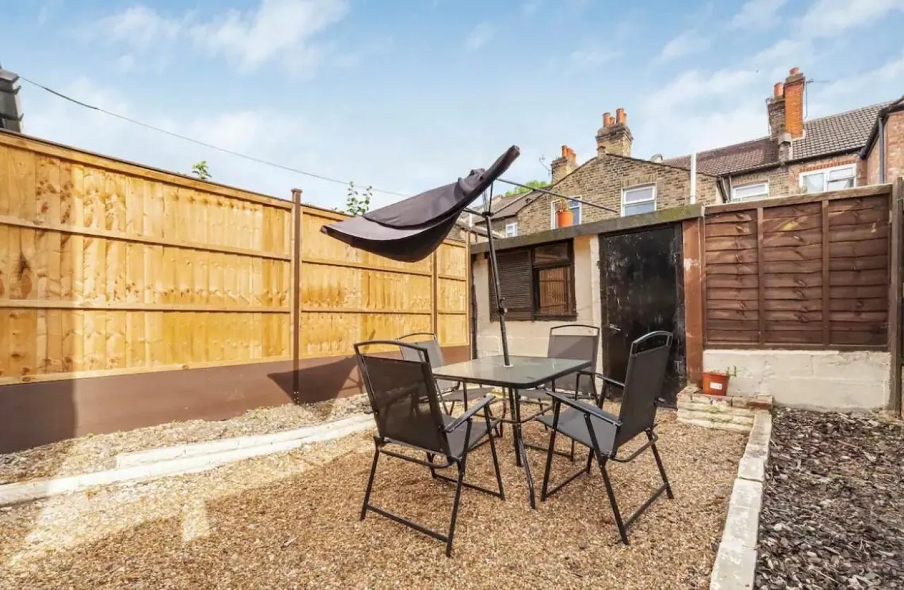 Dundee Road, London, E13, photo 12