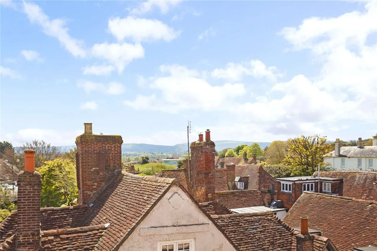 Swan House, Saddlers Row, Petworth, West Sussex, GU28 0AN, photo 2