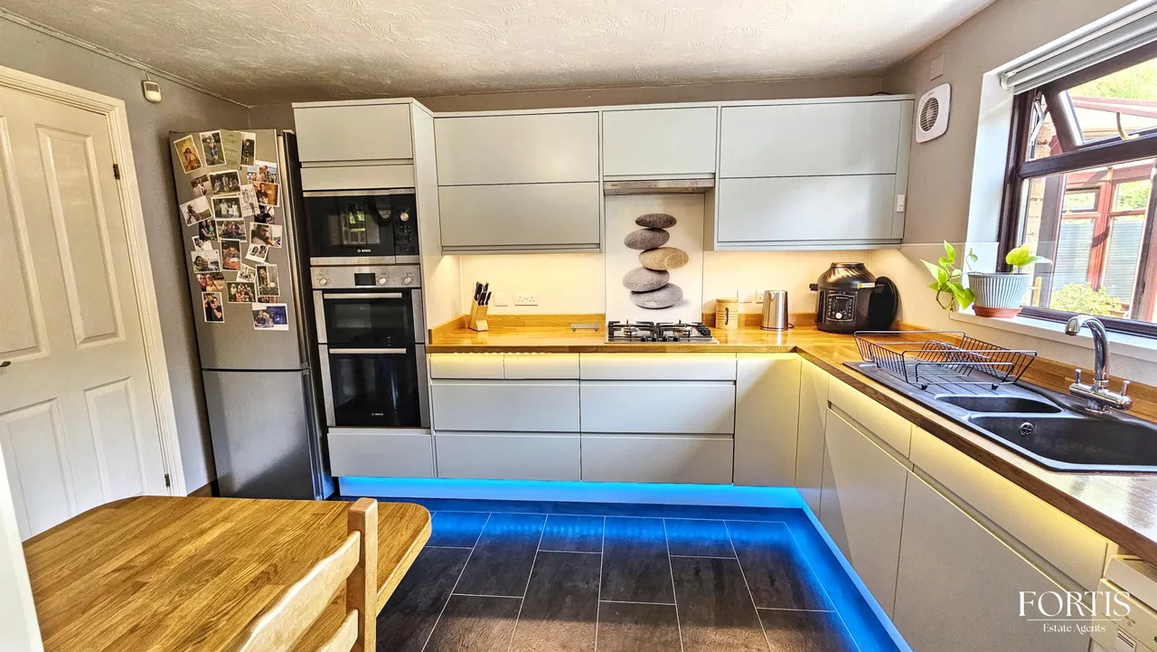 Llantrisant Rise, Cardiff, CF5, photo 9