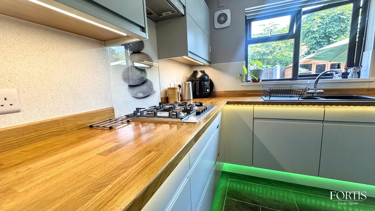 Llantrisant Rise, Cardiff, CF5, photo 7