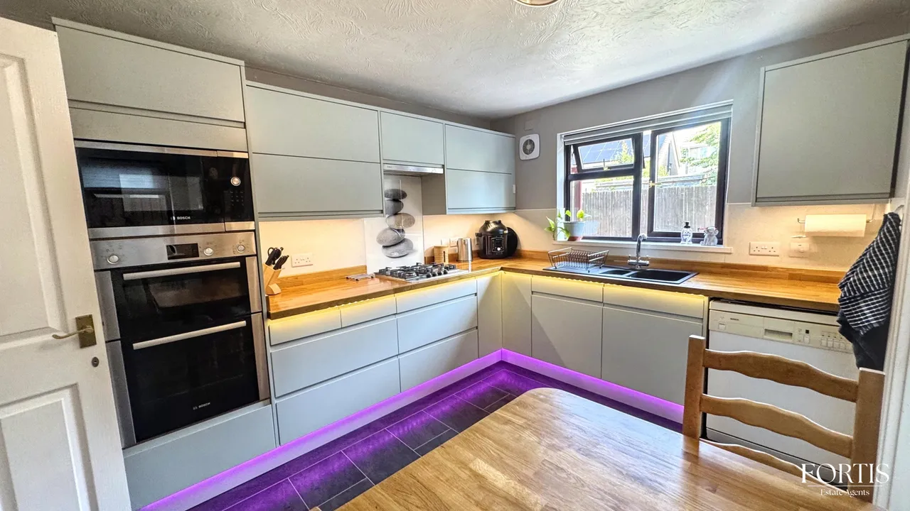 Llantrisant Rise, Cardiff, CF5, photo 8