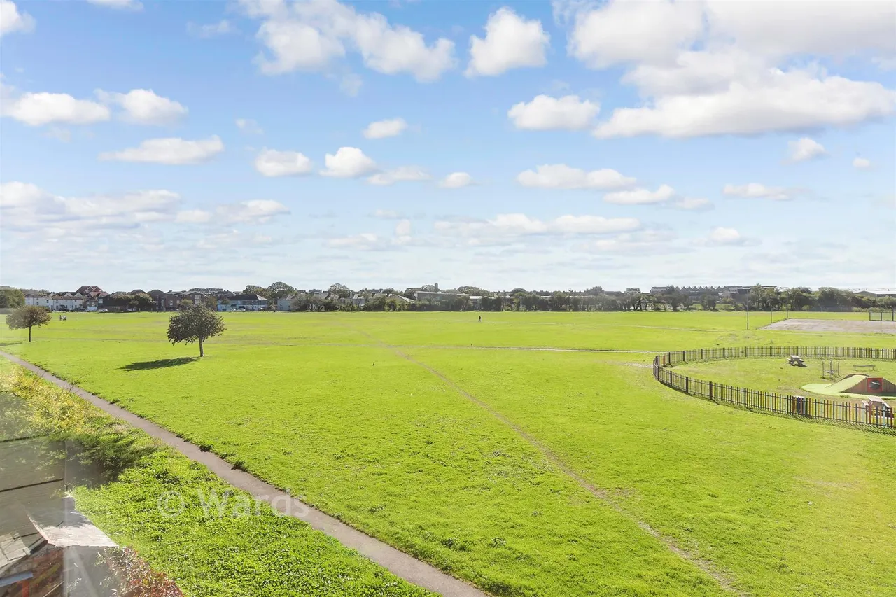Victoria Avenue, Hythe, CT21, photo 2