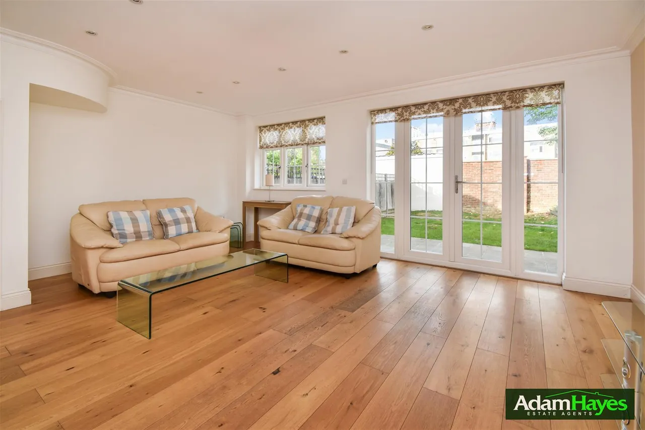 Anastasia Mews, Woodside Park, N12, photo 3