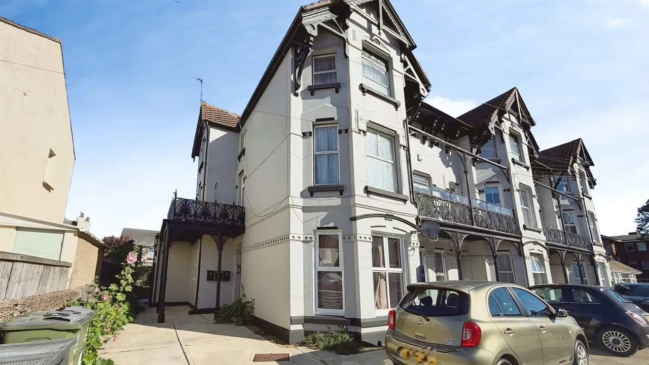 2 bed flat for sale, Granville Road, Clacton-On-Sea, CO15