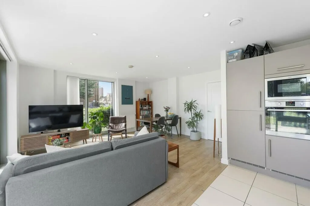 G04 Bootmakers Court, 132 Ben Jonson Road, London, photo 7