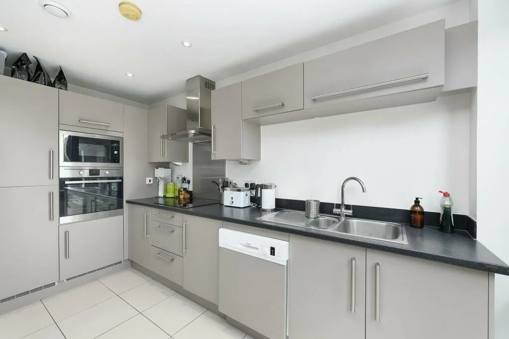 G04 Bootmakers Court, 132 Ben Jonson Road, London, photo 2