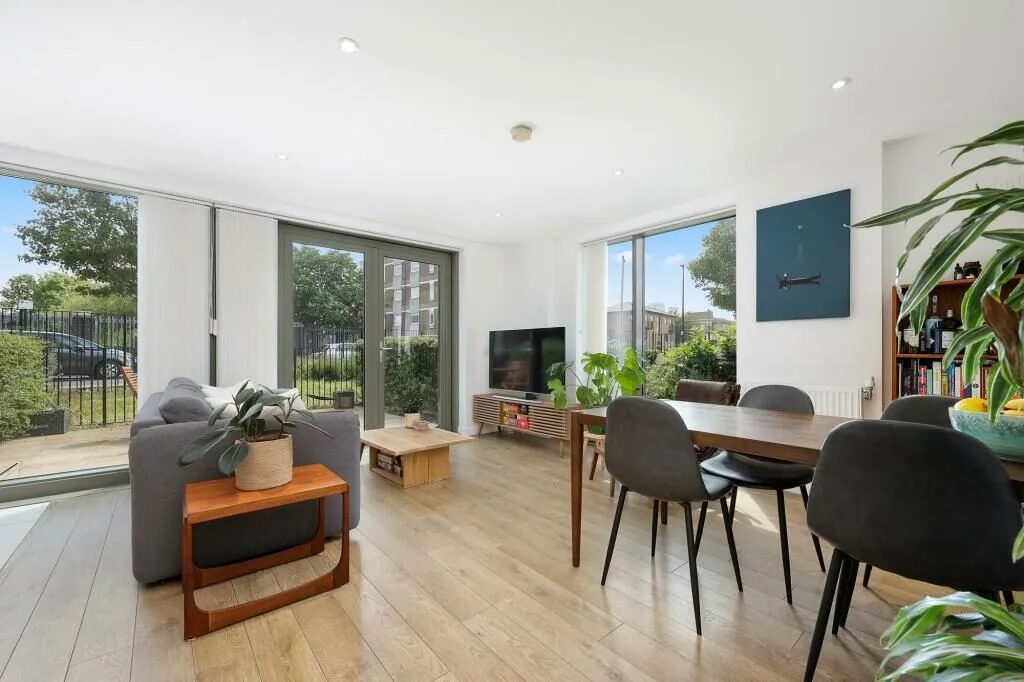 2 bed flat to rent — G04 Bootmakers Court, 132 Ben Jonson Road, London